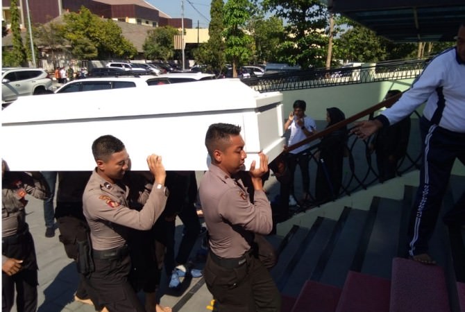 kecelakaan-istri-kapolres-tulungagung-dimakamkan-di-subang