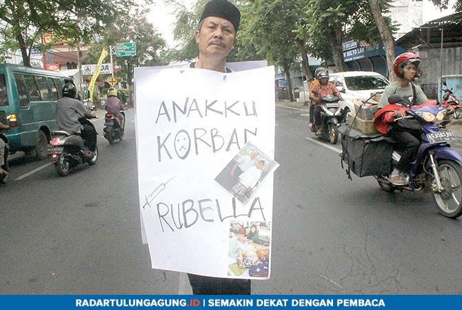 anak-lumpuh-setelah-suntik-mr-orang-tua-ini-jalan-kaki-cari-keadilan