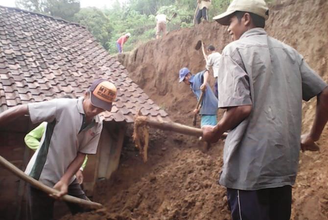longsor-timpa-tiga-rumah-warga-di-kecamatan-bendungan-dan-tutupi-jalan