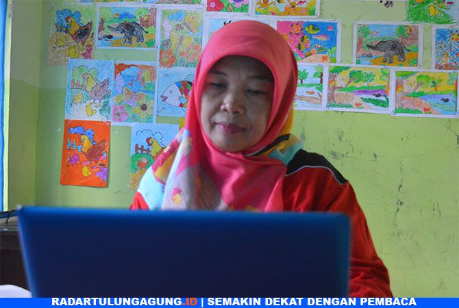 nur-rohmajanti-18-tahun-jadi-guru-di-slb