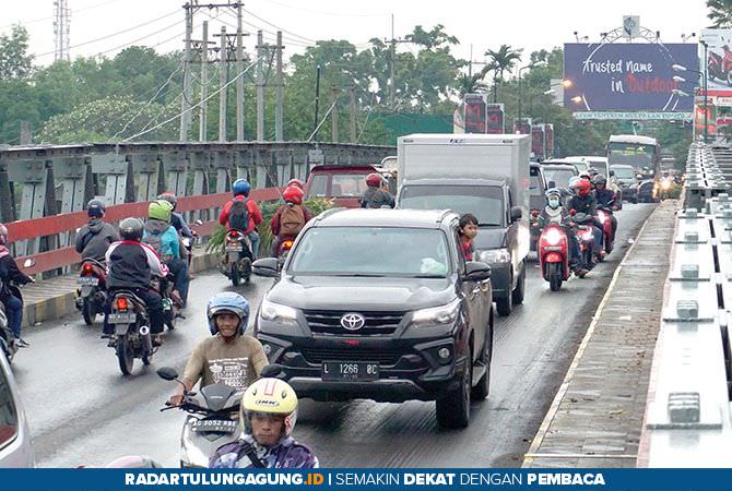arus-balik-long-weekend-simpang-tiga-ngantru-ramai-lancar