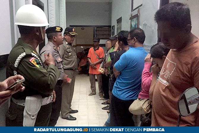 asyik-bugil-di-dalam-selimut-27-pasangan-mesum-digerebek