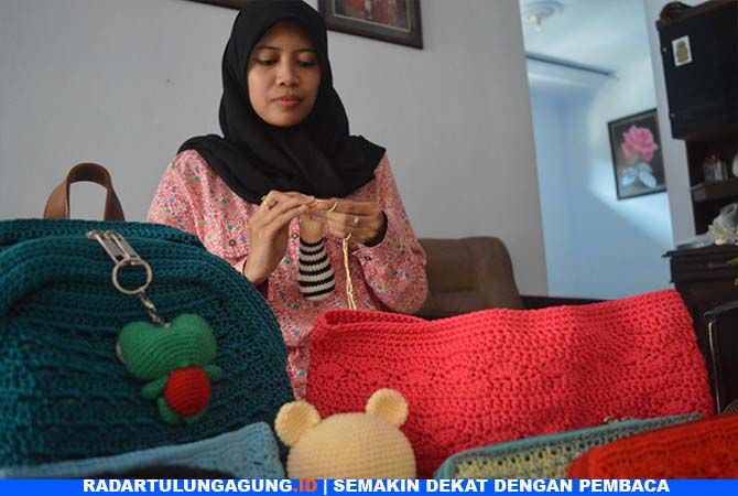 indah-dwi-wulandari-manfaatkan-waktu-luang-untuk-merajut