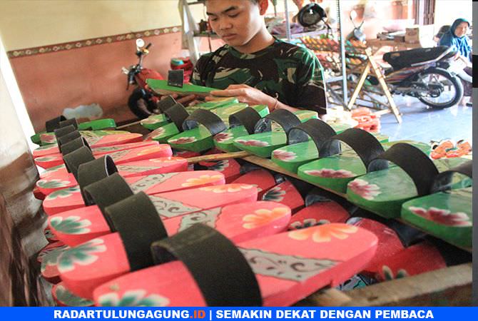 proses-pembuatan-sandal-bakiak-agar-lebih-awet
