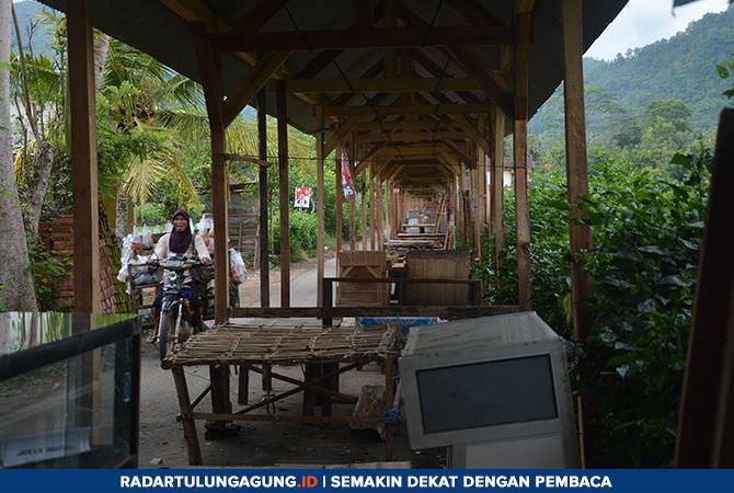 aktivitas-pedagang-saat-pasar-gandusari-dibangun