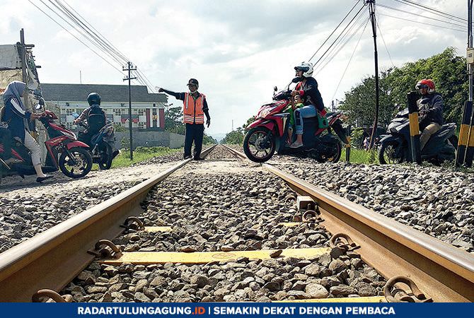 empat-perlintasan-kereta-api-ditunggu-penjaga