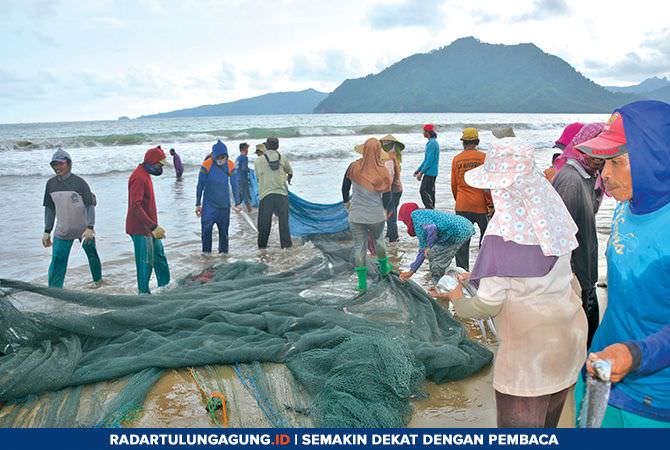 melihat-aktivitas-nelayan-prigi-saat-cuaca-sedang-tak-bersahabat