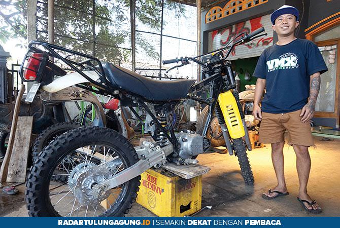 mengenal-rahmad-asrari-kolektor-dan-mekanik-trail-tua-di-trenggalek