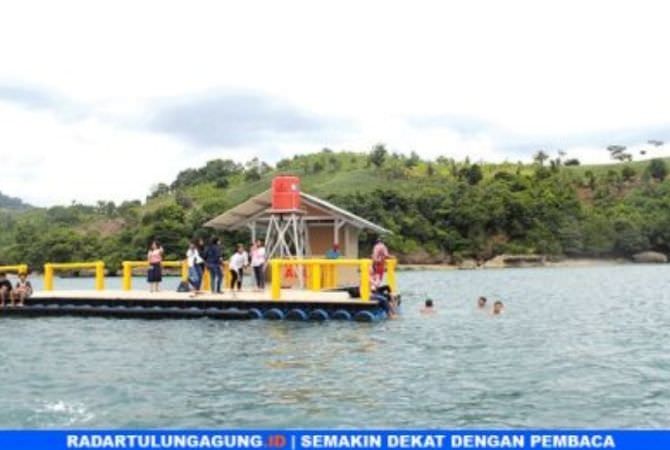 pantai-brumbun-tawarkan-hamparan-pasir-ombak-tenang-rumah-apung