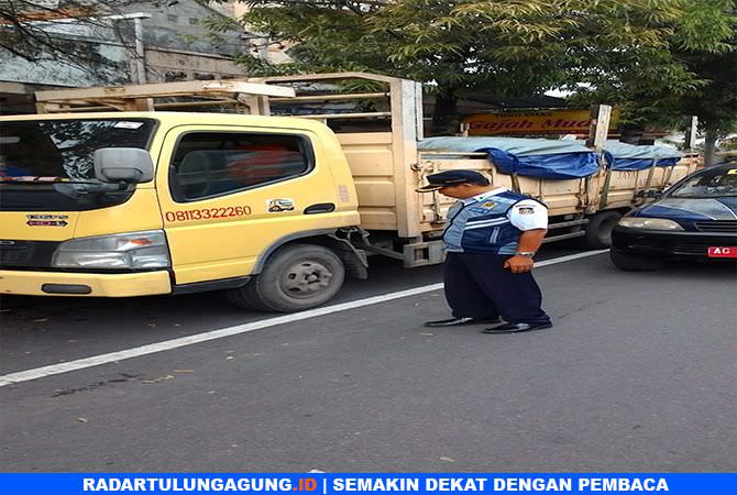 dishub-kota-blitar-gencar-tertibkan-truk-bongkar-muat-di-pinggir-jalan