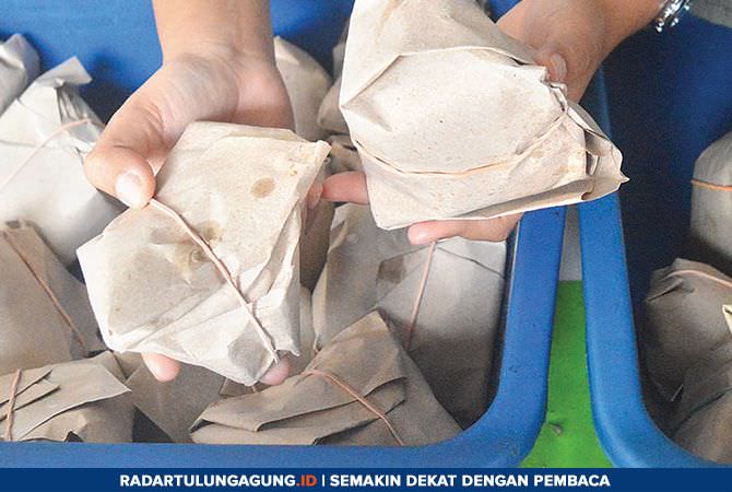 alasan-dibalik-bahaya-kertas-bekas-untuk-bungkus-makanan