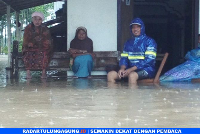 hujan-deras-dan-luapan-air-sungai-rendam-desa-demuk-40-kk-mengungsi