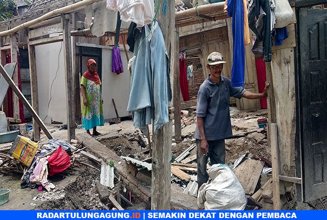 kepanikan-warga-tak-terbendung-saat-fenomena-tanah-retak-muncul