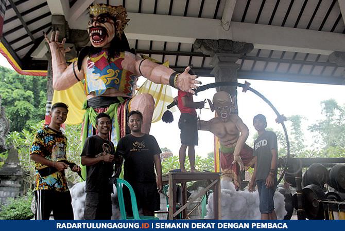 kesibukan-beni-bikin-ogoh-ogoh-jelang-perayaan-nyepi-1