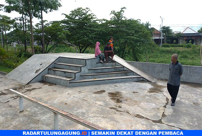 landasan-skatepark-di-taman-kali-ngrowo-pecah-dan-berlumut