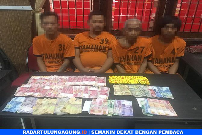 main-judi-domino-di-pasar-pengepul-kebutuhan-pokok-dibekuk-polisi