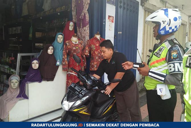 parkir-di-trotoar-sejumlah-sepeda-motor-kena-tilang-polisi
