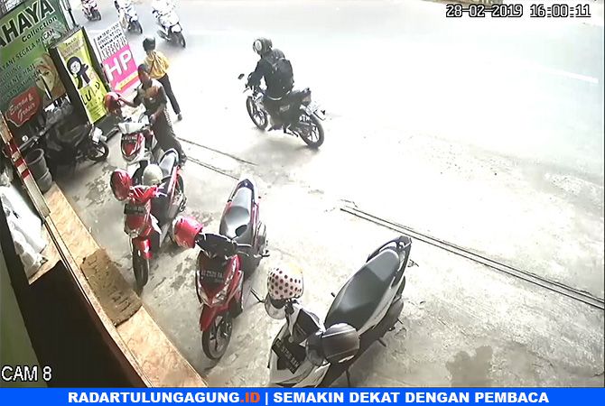 polisi-melakukan-penyelidikan-peristiwa-pencurian-terekam-cctv