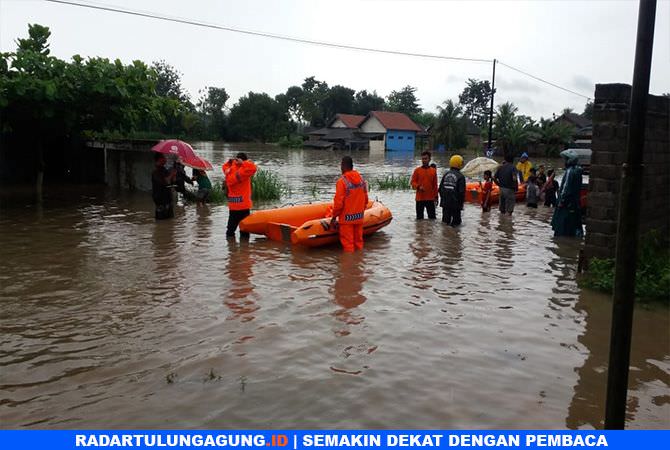 turunkan-dua-perahu-karet-untuk-evakuasi-warga-dari-jebakan-banjir
