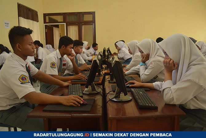 Para pelajar SMA yang cukup umur berbondong-bondong urus e-KTP untuk menyuarakan hak suara pada Pemilu 2024 di Tulungagung.