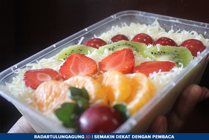 menikmati-lezatnya-salad-buah-manis-kecut-barpadu-segarnya-aneka-buah