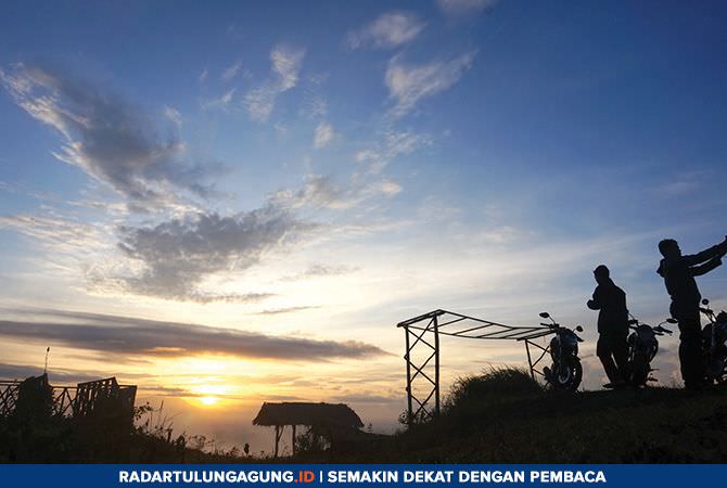 menikmati-matahari-terbit-di-puncak-gunung-bolo