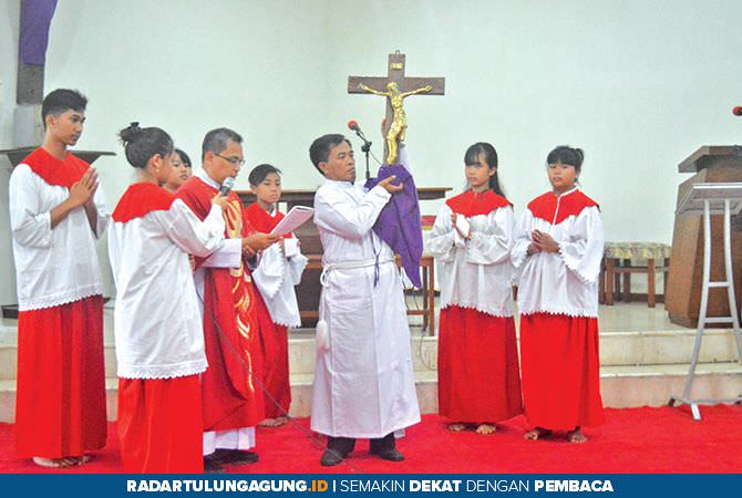 umat-katolik-rayakan-jumat-agung