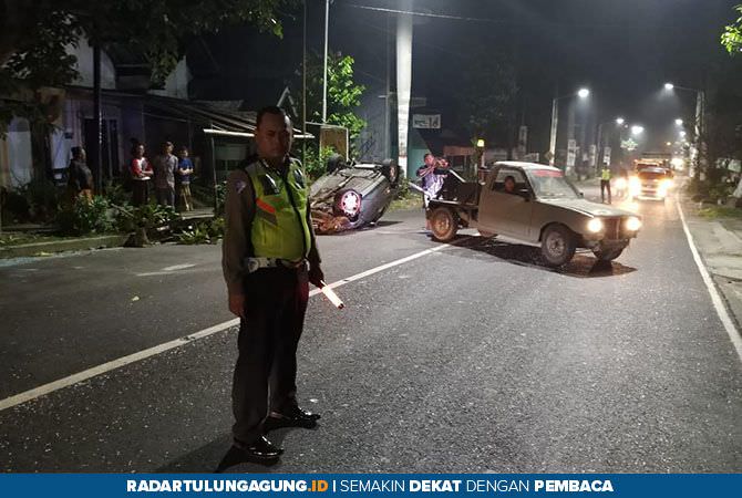 kecelakaan-tunggal-diduga-ngantuk-honda-civic-terbalik
