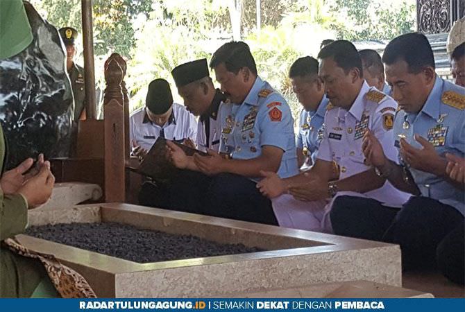 tradisi-jelang-hut-tni-panglima-ziarah-ke-makam-bung-karno