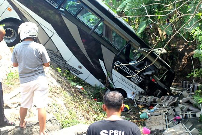 lima-orang-tewas-dalam-kecelakaan-bus-pariwisata-berikut-data-korban