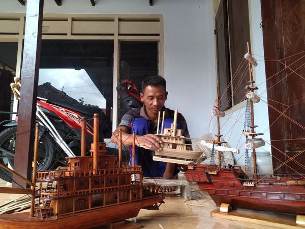 inspirasi-dari-youtube-karyanya-sering-ikut-pameran-desa