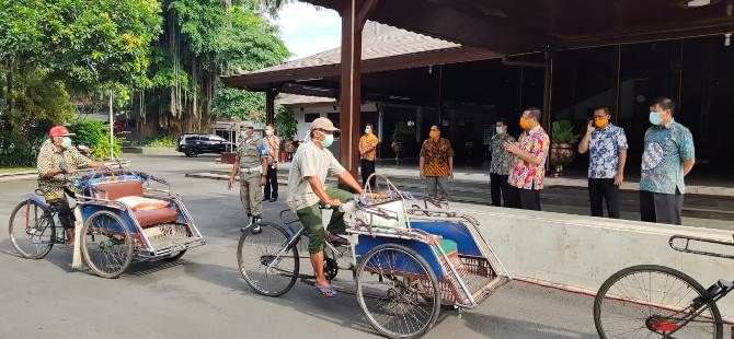 bupati-tulungagung-bagikan-sembako-kepada-212-tukang-becak