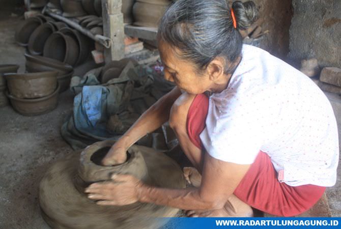 keteguhan-mbah-sumiati-tekuni-kerajinan-gerabah-sejak-era-90-an