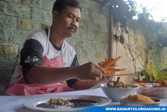 mengenal-bayu-sutrimo-peracik-wedang-secang-rempah-asal-bendosari