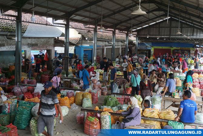 suasana-pasar-ngemplak-yang-diterpa-isu-penutupan-karena-covid-19