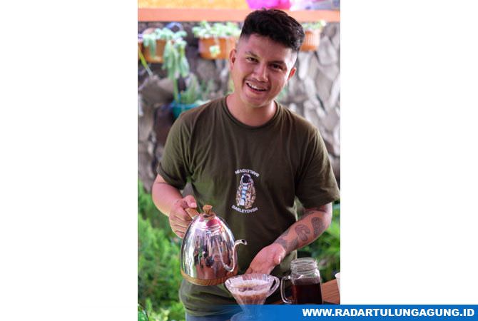 yohan-syah-metekohi-barista-yang-juga-vokalis-band