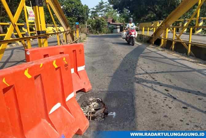 lubang-menganga-di-jembatan-plengkung