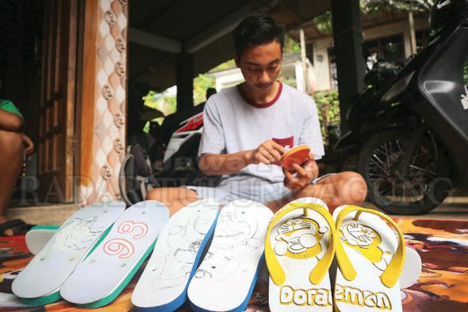 isi-waktu-luang-jual-sandal-jepit-dengan-ukiran-aneka-karakter