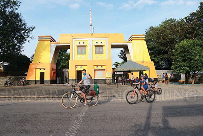 jogging-lagi-di-stadion-menak-sopal