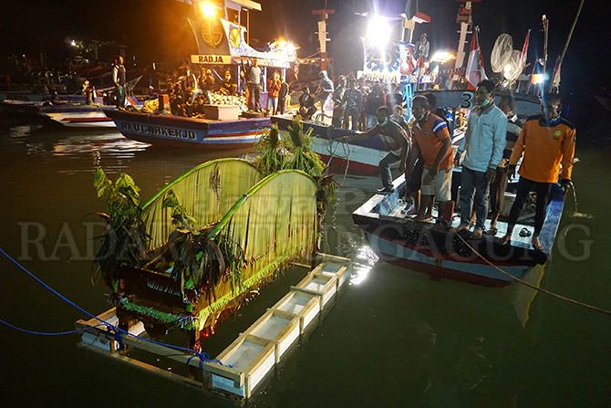 kali-pertama-larung-sembonyo-digelar-malam
