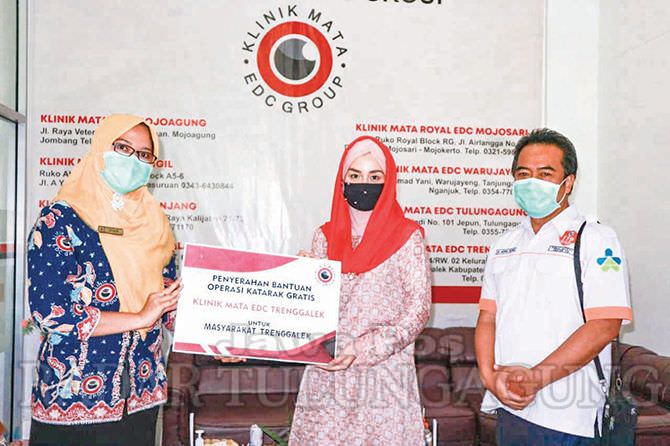 novita-hardini-kunjungi-klinik-mata-edc-cabang-trenggalek