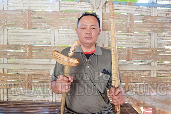 sempat-jadi-tukang-batu-sukses-jadi-perajin-warangka-keris