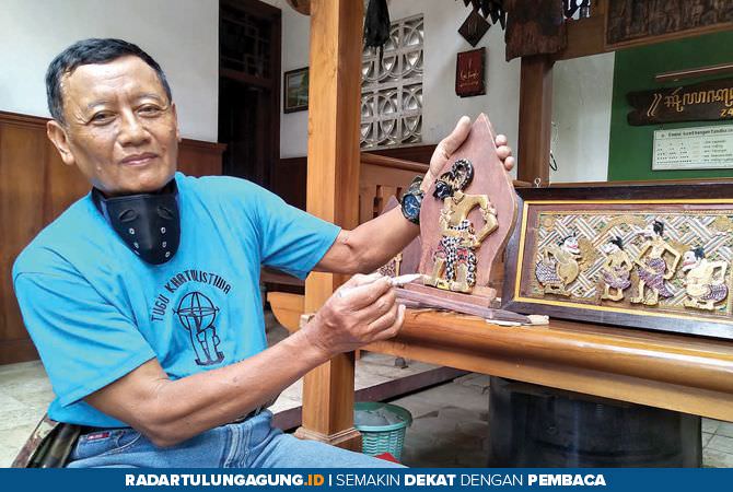 sulap-limbah-mebel-jadi-relief-dan-wayang-kayu