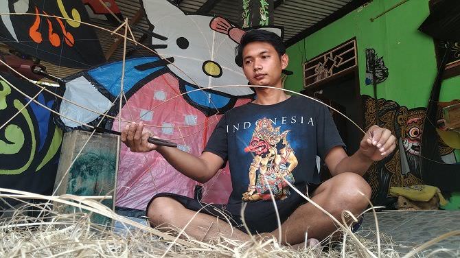 ada-dua-layangan-aduan-dan-hias