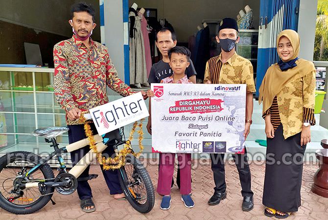 bagikan-smartphone-dan-sepeda-gunung-kepada-siswa