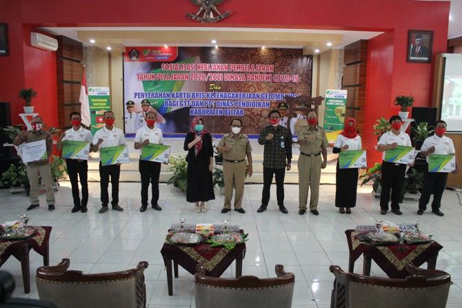 bupati-rijanto-serahkan-kartu-bpjs-ketenagakerjaan