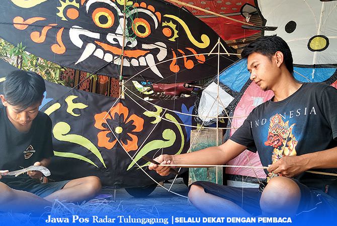 danang-prasetyo-pembuat-layangan-gambar-tokoh-kartun-di-tulungagung