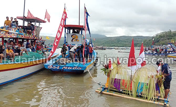 nelayan-popoh-tetap-gelar-larung-sembonyo