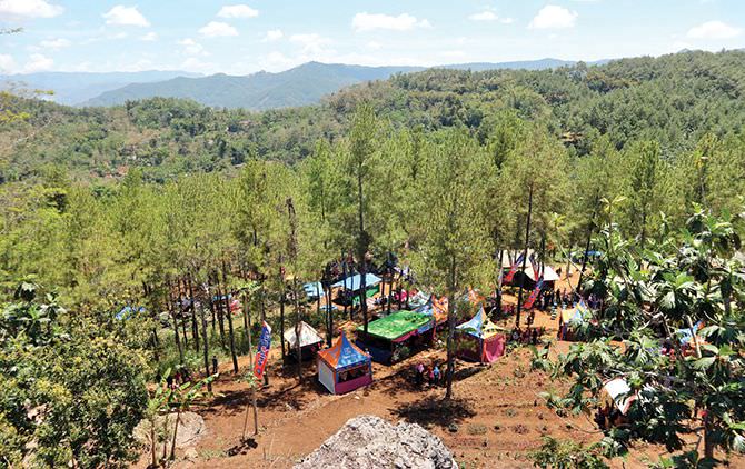sulap-bukit-menjadi-wisata-goa-biru