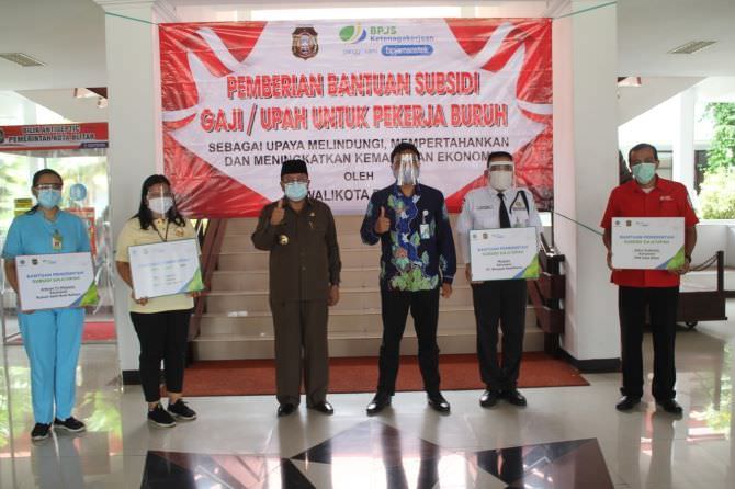 wali-kota-blitar-santoso-bpjamsostek-serahkan-bsu